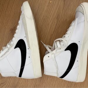 Nike Women's blazer mid 77 White and Black Sneakers